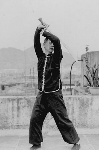 Posture 39 : demi-tour, posture du cavalier (vue a) — photographie de l&rsquo;édition de 1958