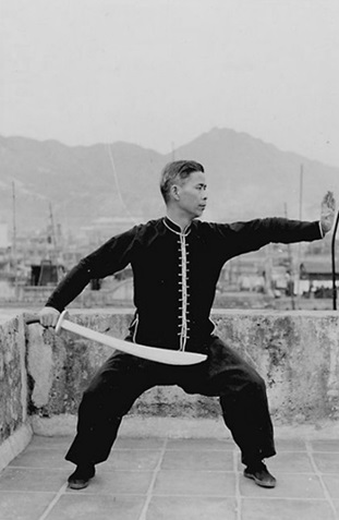 Posture 39 : demi-tour, posture du cavalier (vue b) — photographie de l&rsquo;édition de 1958