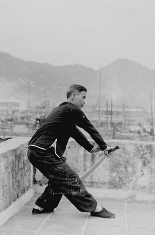 Posture 40 : sabre qui traverse, pas levé (vue a) — photographie de l&rsquo;édition de 1958