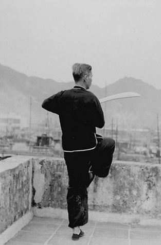 Posture 40 : sabre qui traverse, pas levé (vue b) — photographie de l&rsquo;édition de 1958