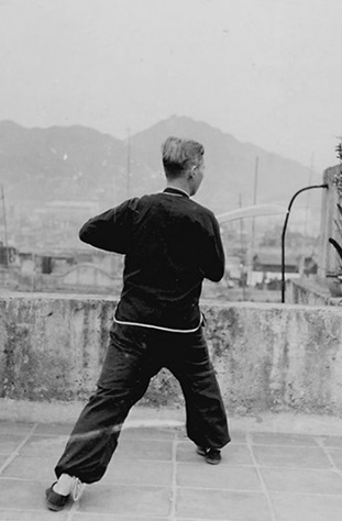 Posture 41 : la lune dans les bras, course rapide — photographie de l&rsquo;édition de 1958
