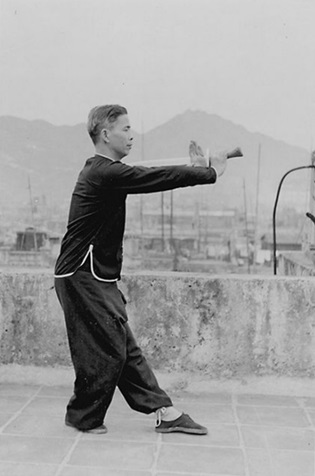 Posture 5 : présenter le sabre en changeant de main — photographie de l&rsquo;édition de 1958