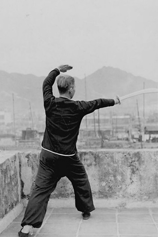 Posture 42 : ascension, estoc en diagonale — photographie de l&rsquo;édition de 1958