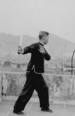 Posture 43 : tirer le sabre, posture assise (vue a) — photographie de l&rsquo;édition de 1958