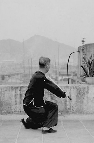 Posture 43 : tirer le sabre, posture assise (vue b) — photographie de l&rsquo;édition de 1958