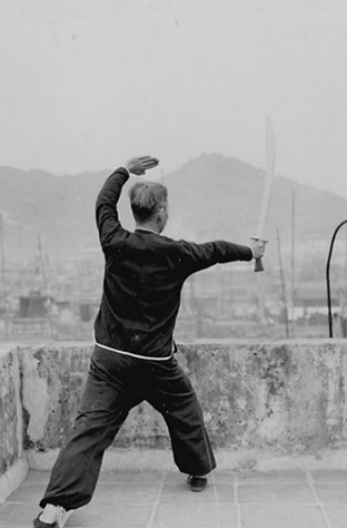 Posture 44 : ascension, taille en diagonale — photographie de l&rsquo;édition de 1958