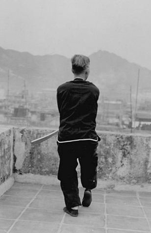 Posture 45 : à cheval sur le tigre, retrait inversé — photographie de l&rsquo;édition de 1958