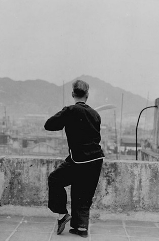 Posture 46 : la lune dans les bras — photographie de l&rsquo;édition de 1958