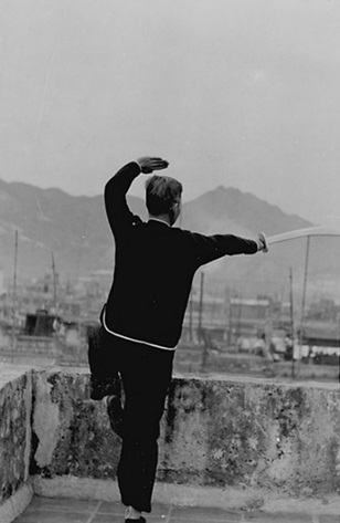Posture 47 : pas levé, estoc direct — photographie de l&rsquo;édition de 1958