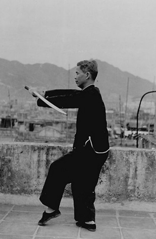 Posture 48 : demi-tour, revers bas (vue a) — photographie de l&rsquo;édition de 1958