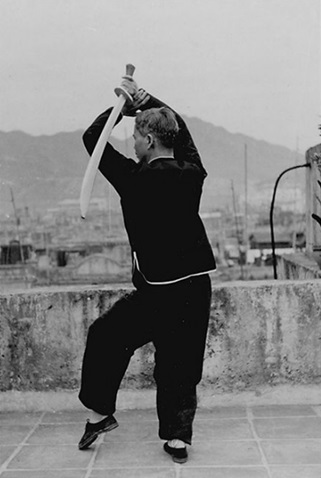 Posture 48 : demi-tour, revers bas (vue b) — photographie de l&rsquo;édition de 1958