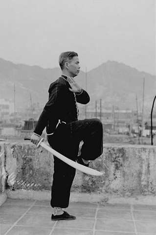 Posture 6 : pas bondissant, fendre du sabre (vue a) — photographie de l&rsquo;édition de 1958