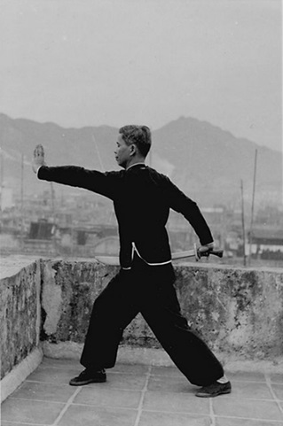 Posture 49 : demi-tour, ascension (vue c) — photographie de l&rsquo;édition de 1958