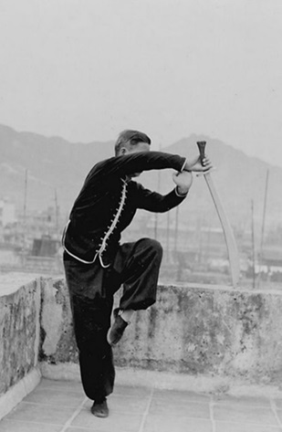 Posture 50 : posture du cavalier, coup d&rsquo;aile (vue a) — photographie de l&rsquo;édition de 1958