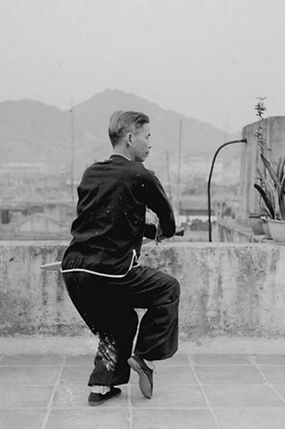 Posture 51 : à cheval sur le tigre, retrait inversé — photographie de l&rsquo;édition de 1958