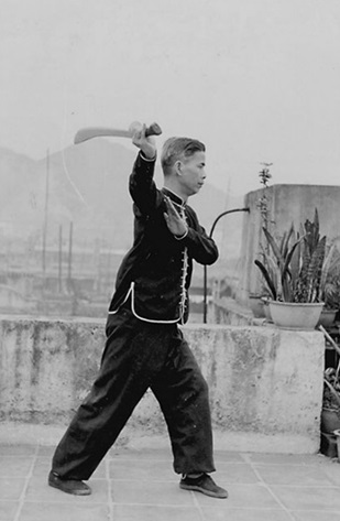 Posture 52 : tirer le sabre, posture assise (vue a) — photographie de l&rsquo;édition de 1958