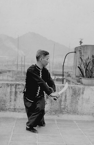 Posture 52 : tirer le sabre, posture assise (vue b) — photographie de l&rsquo;édition de 1958