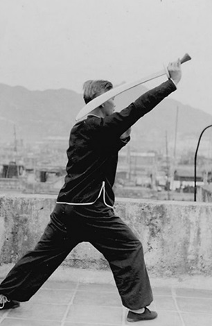Posture 53 : demi-tour, ascension (vue b) — photographie de l&rsquo;édition de 1958