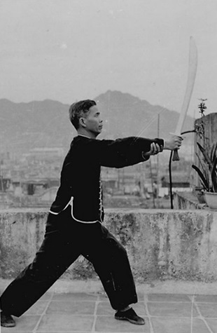 Posture 6 : pas bondissant, fendre du sabre (vue b) — photographie de l&rsquo;édition de 1958