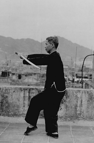 Posture 54 : demi-tour, revers bas (vue a) — photographie de l&rsquo;édition de 1958