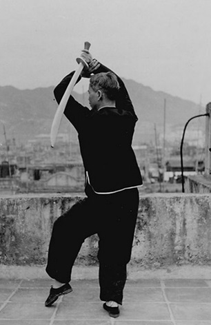 Posture 54 : demi-tour, revers bas (vue b) — photographie de l&rsquo;édition de 1958