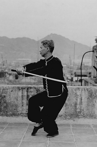 Posture 54 : demi-tour, revers bas (vue c) — photographie de l&rsquo;édition de 1958