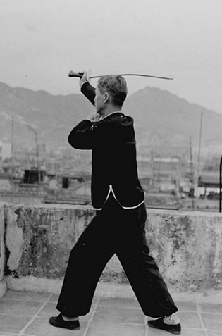 Posture 55 : demi-tour, posture du cavalier (vue a) — photographie de l&rsquo;édition de 1958