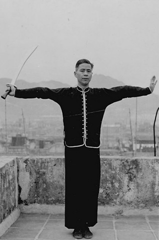 Posture 56 : tirer le sabre et le rendre (vue a) — photographie de l&rsquo;édition de 1958