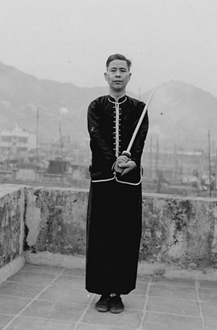 Posture 56 : tirer le sabre et le rendre (vue b) — photographie de l&rsquo;édition de 1958