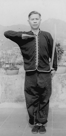 Posture 56 : tirer le sabre et le rendre (vue c) — photographie de l&rsquo;édition de 1958