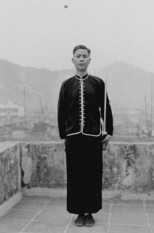 Posture 56 : tirer le sabre et le rendre (vue d) — photographie de l&rsquo;édition de 1958