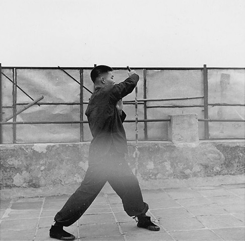 Dixième posture : le fouet remonte le long du corps