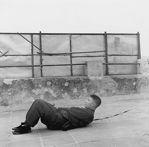 Vingt-septième posture : le fouet balaie le sol sous le corps soulevé