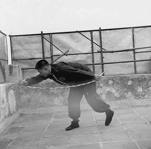 Troisième posture : le corps s’accroupit, le pied gauche replié