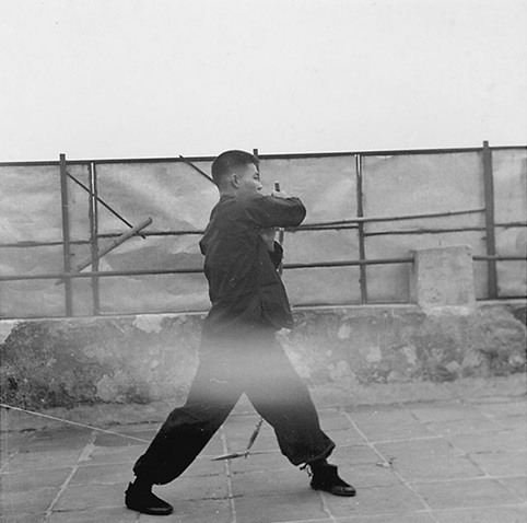 Quatrième posture : debout, le fouet pendant verticalement