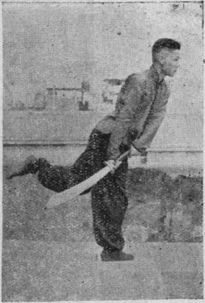 Posture 4a — la posture de transition, le pied gauche levé en arrière et le dos du sabre écartant vers le bas : figure 4a de l&rsquo;édition de 1955