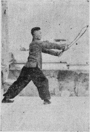 Posture 4b — après le bond en avant, le pas de la montée à droite et le sabre fouetté vers le haut : figure 4b de l&rsquo;édition de 1955