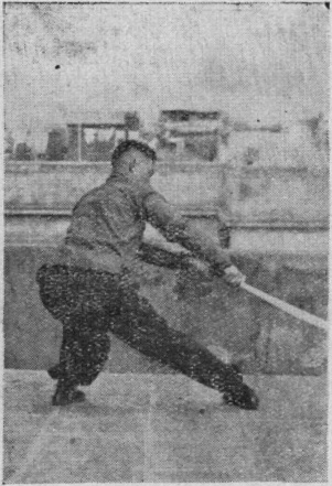 Posture 5 — jambe jetée à droite, le sabre taillant le long de la jambe vers l&rsquo;arrière : figure 5 de l&rsquo;édition de 1955