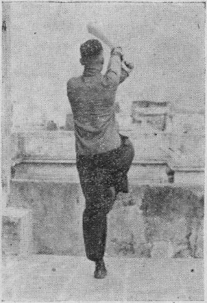 Posture 6a — la posture de transition, le pied droit levé et le sabre porté vers le haut : figure 6a de l&rsquo;édition de 1955