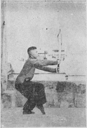 Posture 7 — chevaucher le tigre à droite, le sabre porté vers le haut des deux mains : figure 7 de l&rsquo;édition de 1955