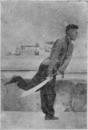 Posture 8a — la posture de transition, le pied gauche levé en arrière et le dos du sabre écartant vers le bas : figure 8a de l&rsquo;édition de 1955