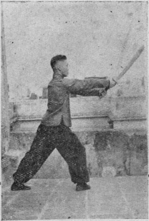 Posture 8b — après le bond en avant, le pas de la montée à droite et le sabre fouetté vers le haut : figure 8b de l&rsquo;édition de 1955