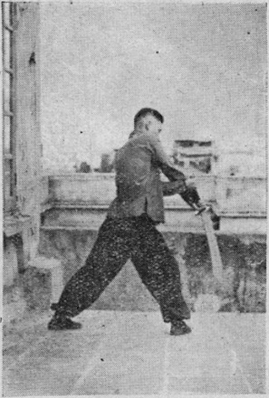 Posture 9a — la posture de transition, le sabre retourné et raclant vers le bas : figure 9a de l&rsquo;édition de 1955