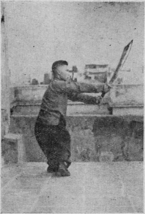 Posture 9b — la posture assise enroulée, le sabre ayant décrit un cercle dans le dos, prêt à fendre : figure 9b de l&rsquo;édition de 1955