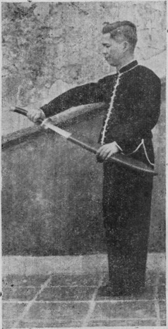 Le sabre à demi tiré hors du fourreau, le bras tendu, pour en examiner le tranchant — planche de l&rsquo;édition de 1955