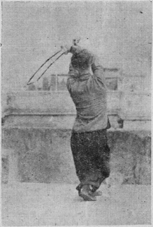 Posture 10a — la posture de transition, le sabre collé contre l&rsquo;épaule gauche : figure 10a de l&rsquo;édition de 1955