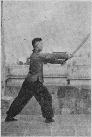 Posture 10b — après le tour complet, le pas de la montée à droite et le sabre fendant obliquement : figure 10b de l&rsquo;édition de 1955