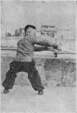 Posture 11 — la posture du cavalier, le sabre décrivant un demi-cercle devant le visage et taillant vers l&rsquo;arrière : figure 11 de l&rsquo;édition de 1955