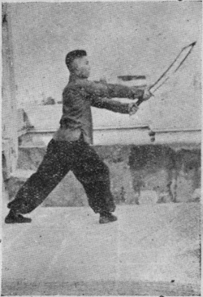 Posture 12b — après le saut vers l&rsquo;arrière, le pas de la montée à droite et le sabre fendant droit devant : figure 12b de l&rsquo;édition de 1955