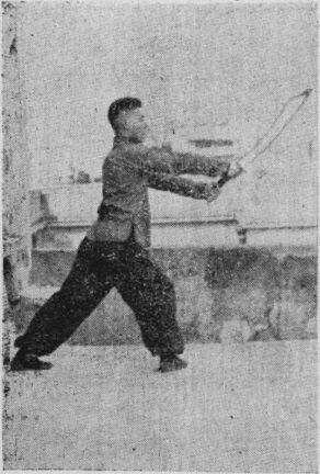 Posture 13b — après le saut vers l&rsquo;arrière, le pas de la montée à droite et le sabre fendant droit devant : figure 13b de l&rsquo;édition de 1955